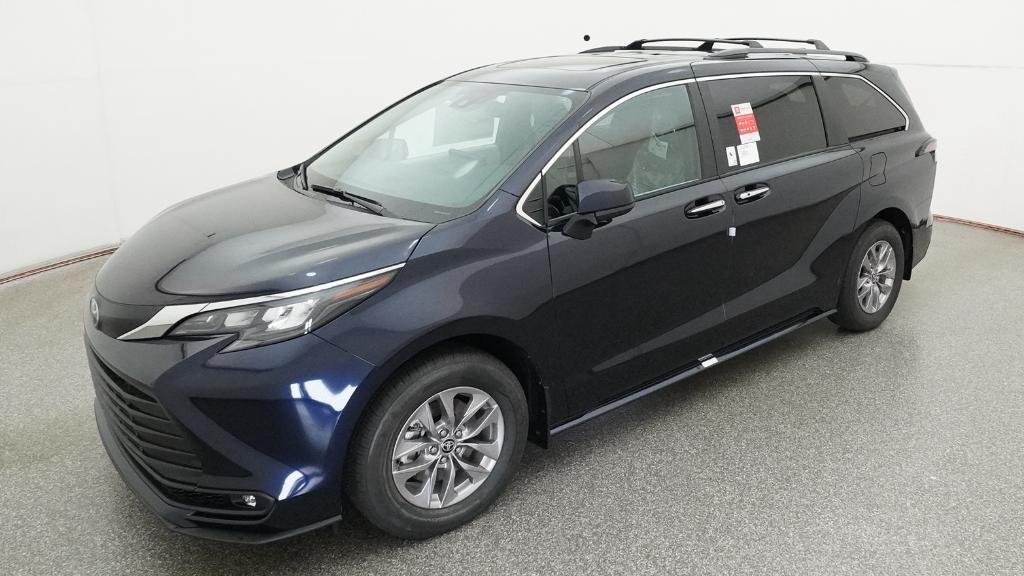 2026 Toyota Sienna XLE 8-Passenger Hybrid FWD's photo