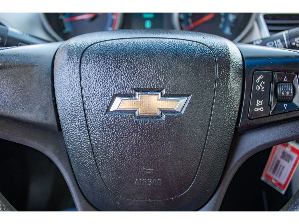 Used 2015 Summit White Chevrolet LS image 37