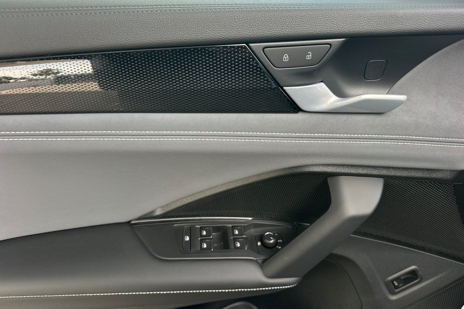 New 2026  Volkswagen 2.0T SE R-Line Black image 11