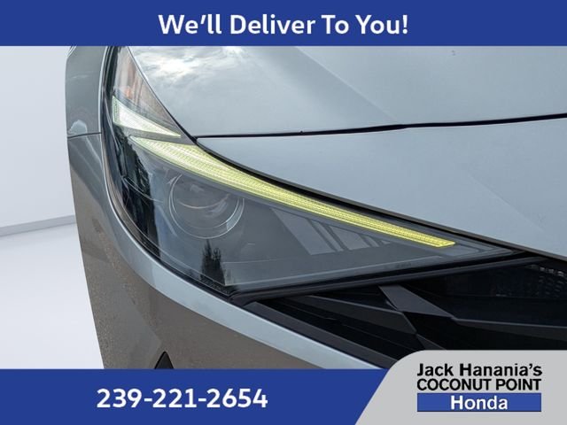 Used 2022 Silver Hyundai SE image 9