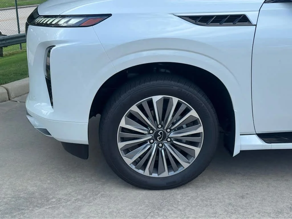 New 2026 RADIANT WHITE INFINITI LUXE image 6