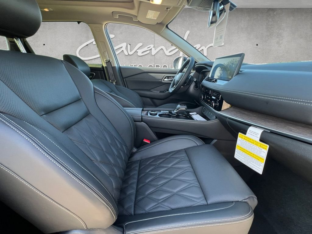 New 2026 Champagne Silver Metallic / Super Black Two-tone Nissan Platinum image 25