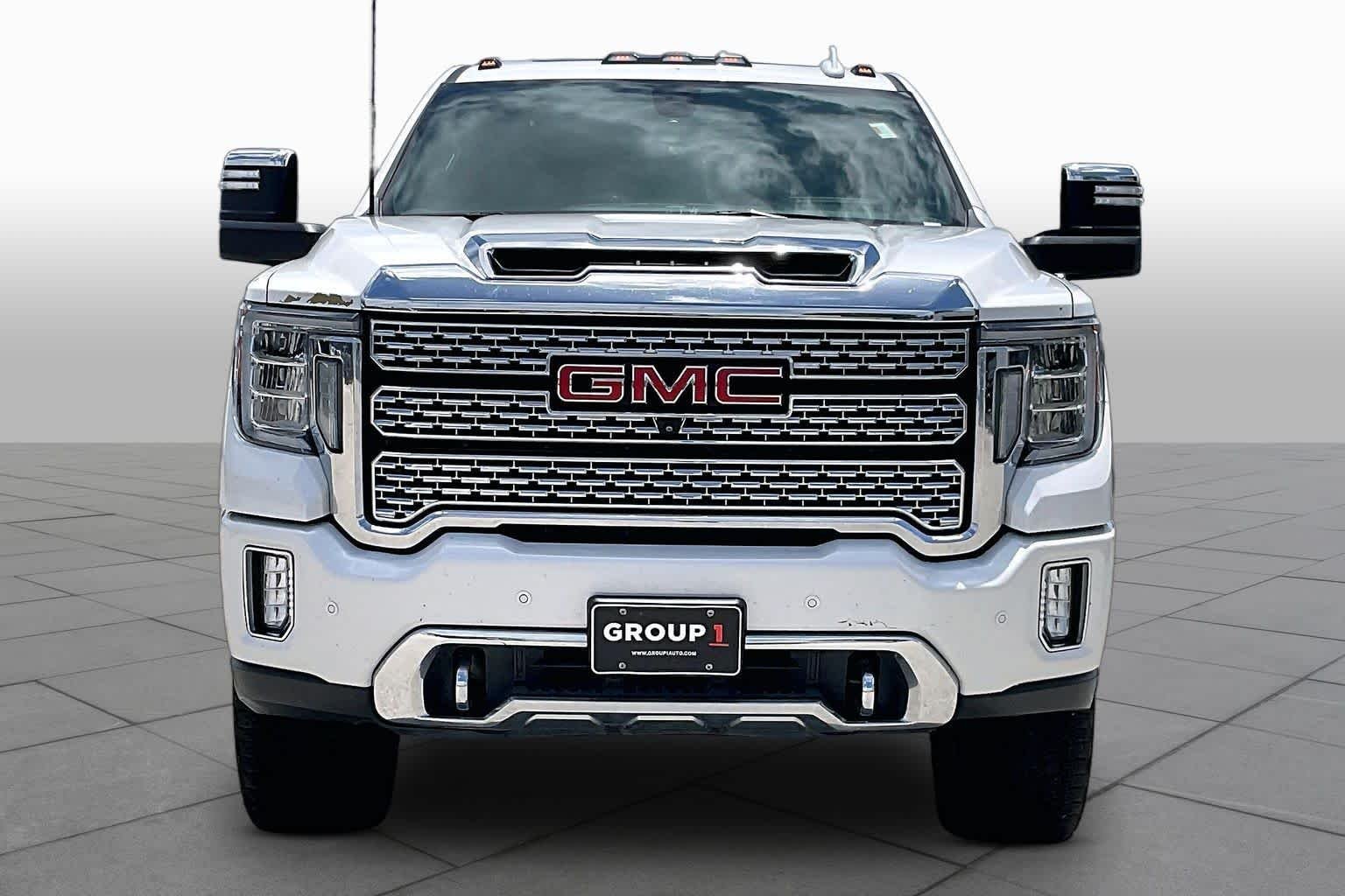 Used 2022 White Frost Tricoat GMC Denali image 3