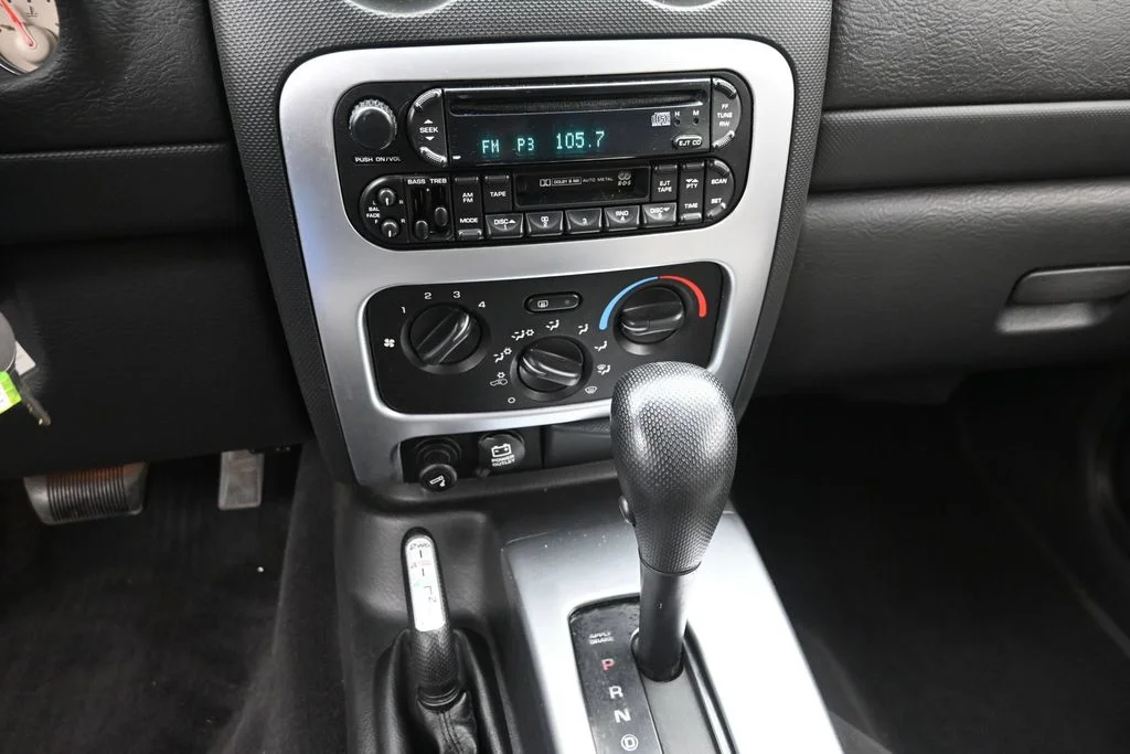 Used 2002 Silver Jeep Limited image 19