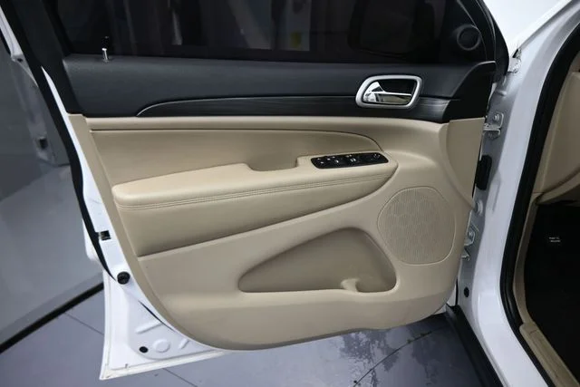 Used 2019 White Jeep Laredo E image 68