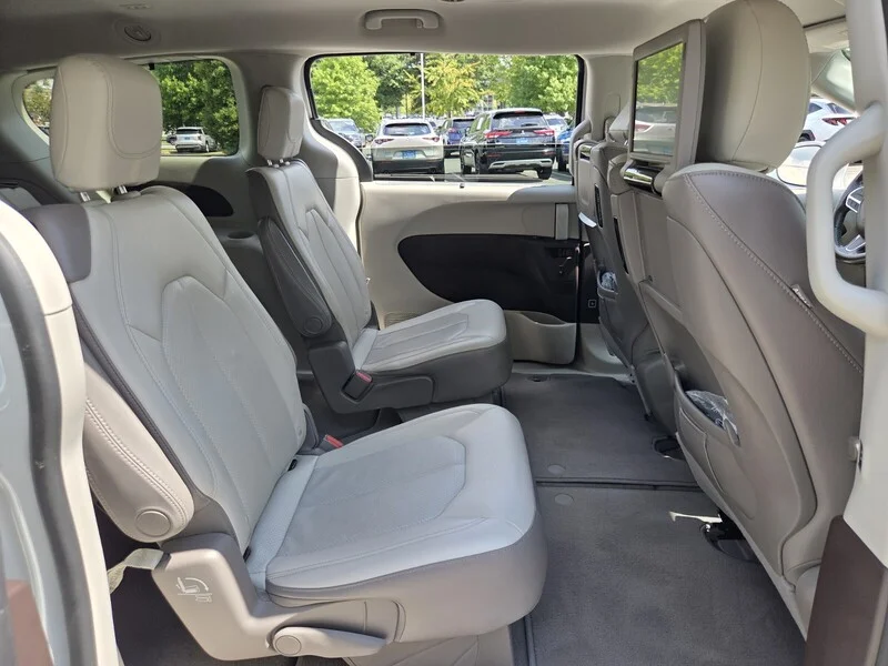 Used 2019 Bright White Clearcoat CHRYSLER TOURING L PLUS image 17