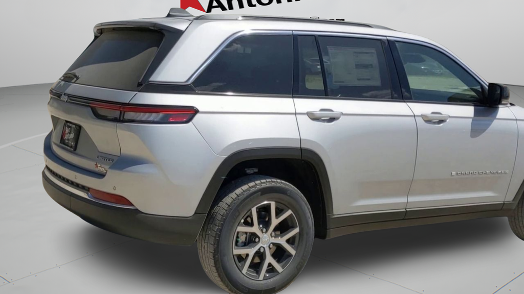 New 2025 Silver Zynith Exterior Paint Jeep Limited image 41