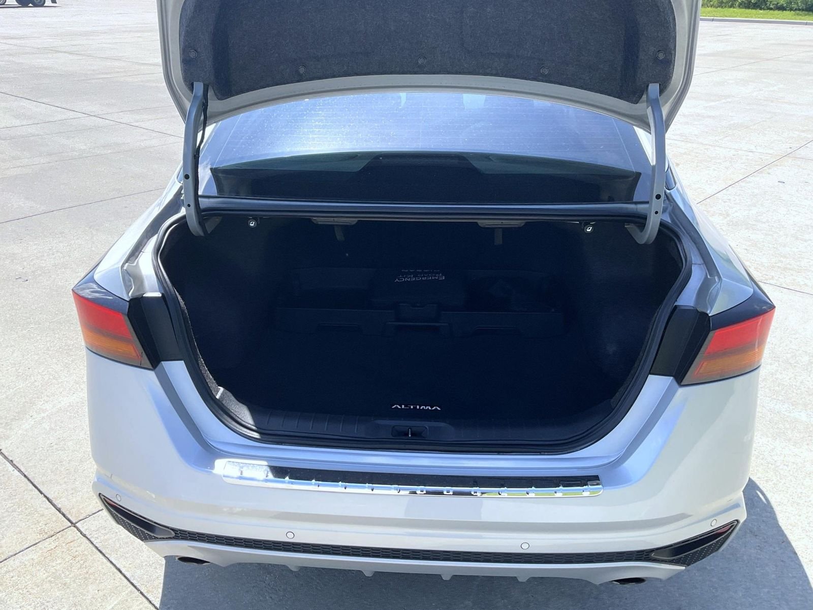 Used 2023 Silver Nissan 2.5 SL image 9