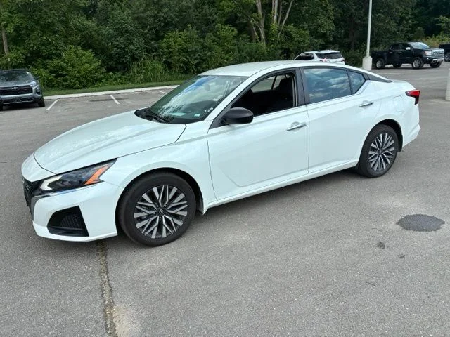 Used 2024 White Nissan 2.5 SV image 2