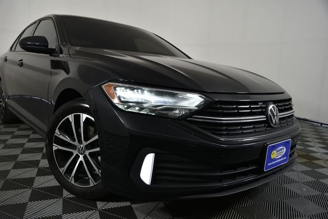 Used 2023  Volkswagen 1.5T Sport image 2