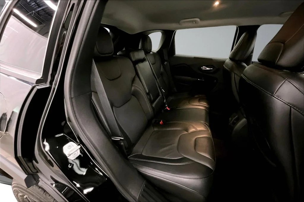Used 2023 Black Jeep Altitude image 25