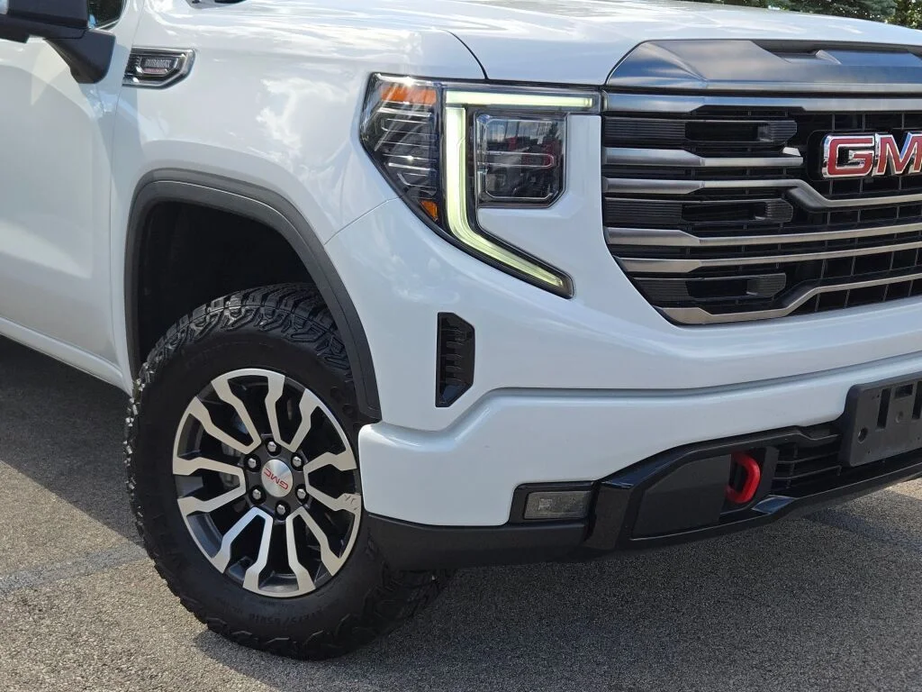Used 2022 White GMC AT4 image 3