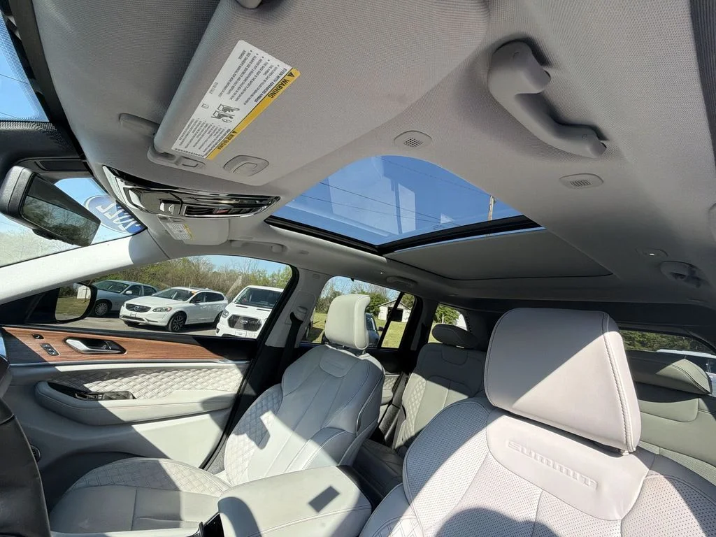 Used 2022 White Jeep Summit 4xe image 22