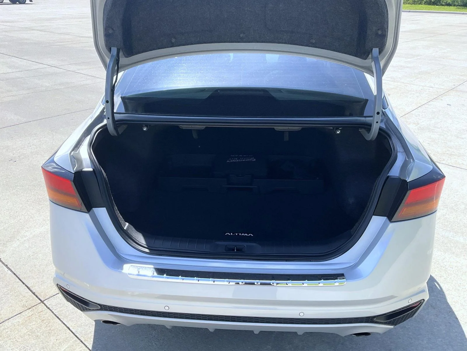 Used 2023 Silver Nissan 2.5 SL image 9