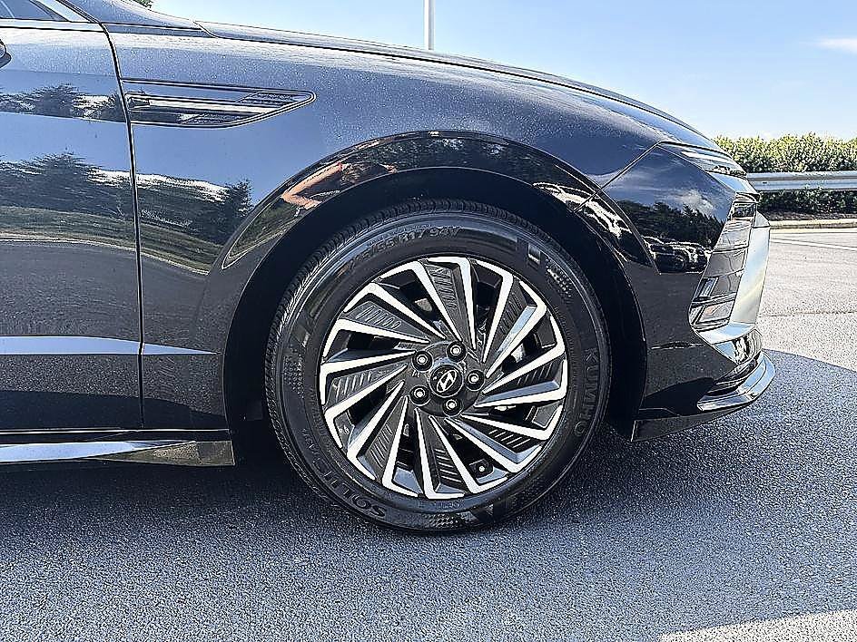 Certified Used 2025 Abyss Black Hyundai SEL image 8