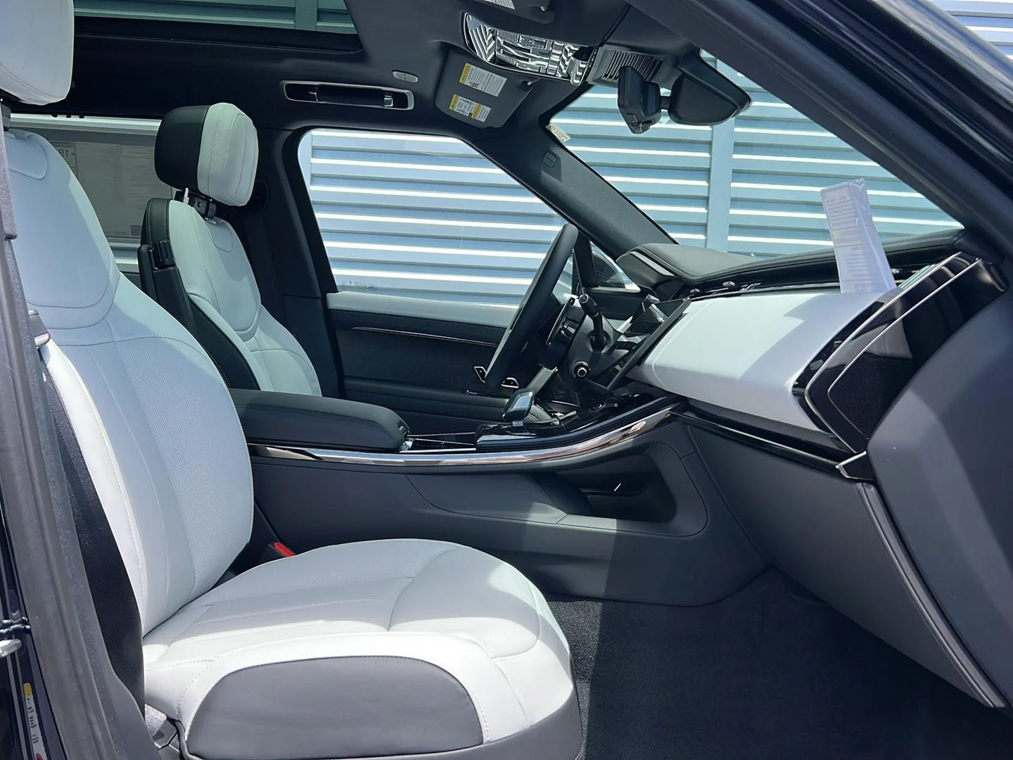 New 2026 Constellation Blue SV Bespoke Ultra Metallic Gloss Land Rover Dynamic SE image 26