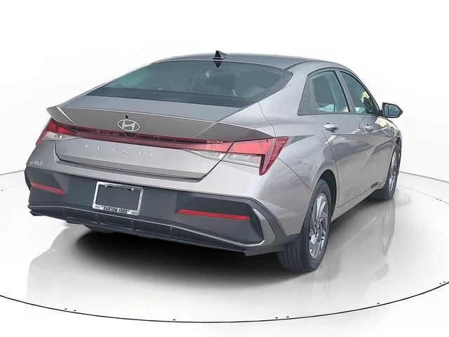 Used 2024  Hyundai SEL image 7