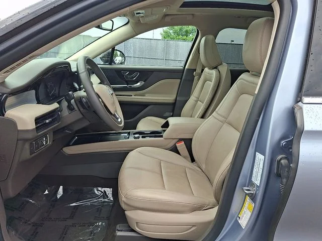 Used 2022 Blue Metallic Lincoln Standard image 13