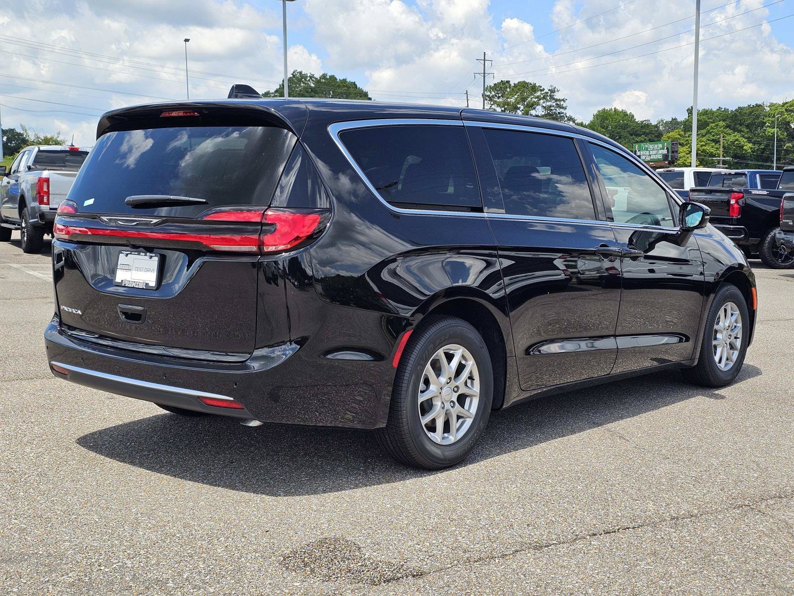 New 2027 Diamond Black Crystal Pearlcoat Chrysler Select image 8