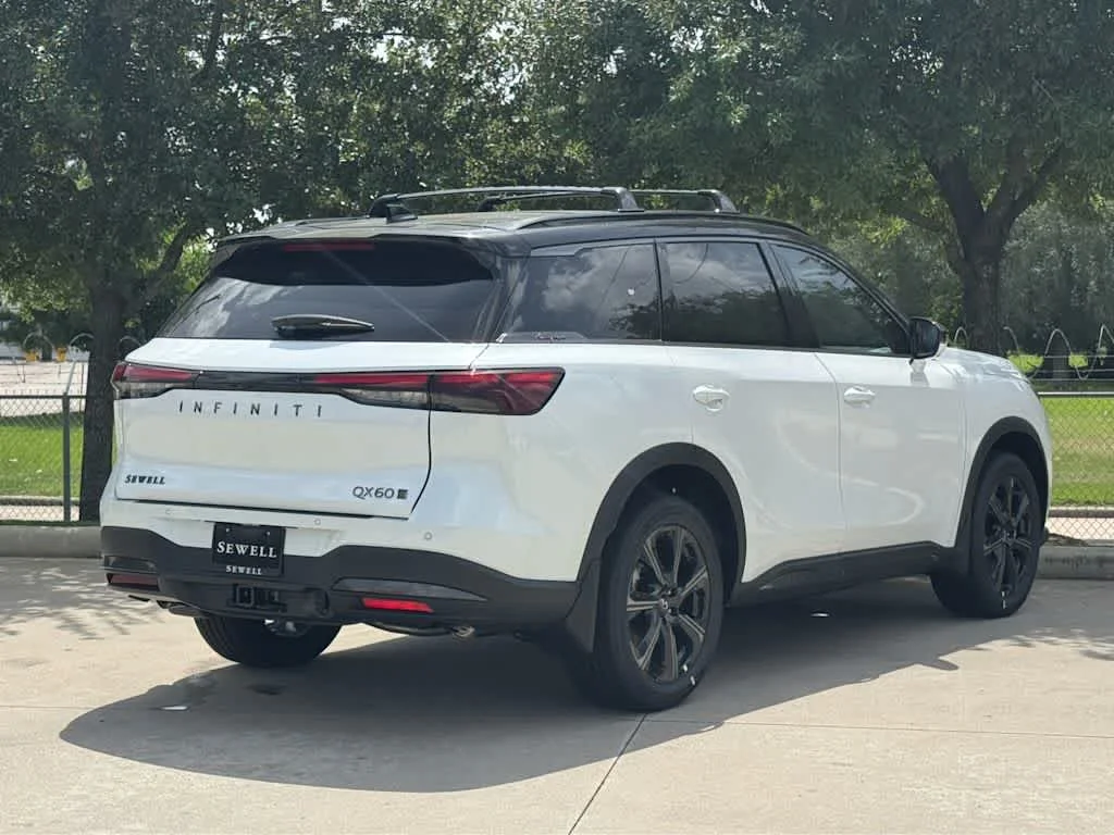 New 2027 2T RAD WHT INFINITI Autograph AWD image 3