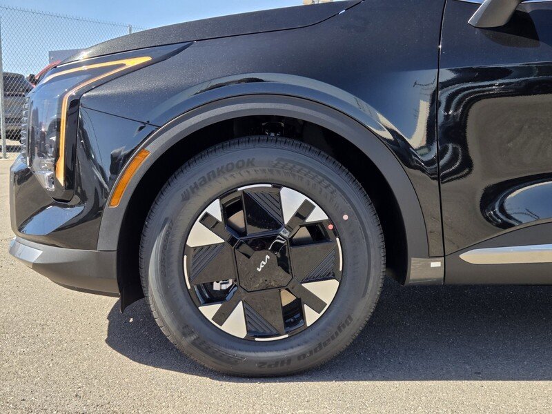 New 2027 Fusion Black Kia LX image 5