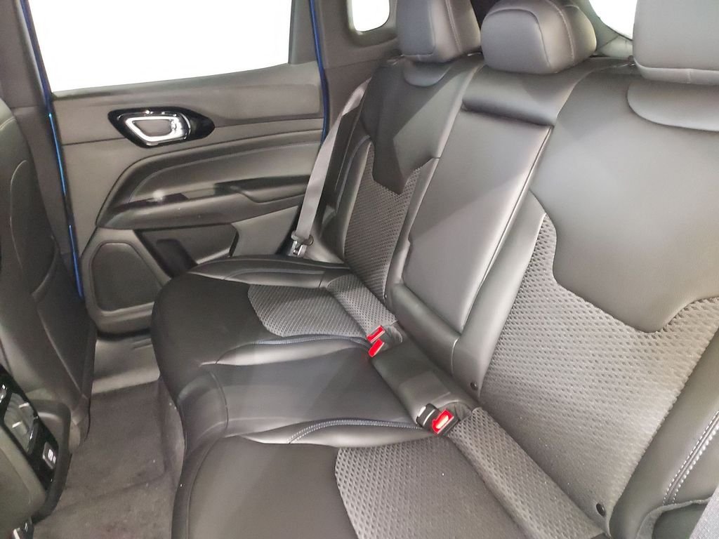 New 2026 Hydro Blue Pearl-Coat Exterior Paint Jeep Latitude image 25
