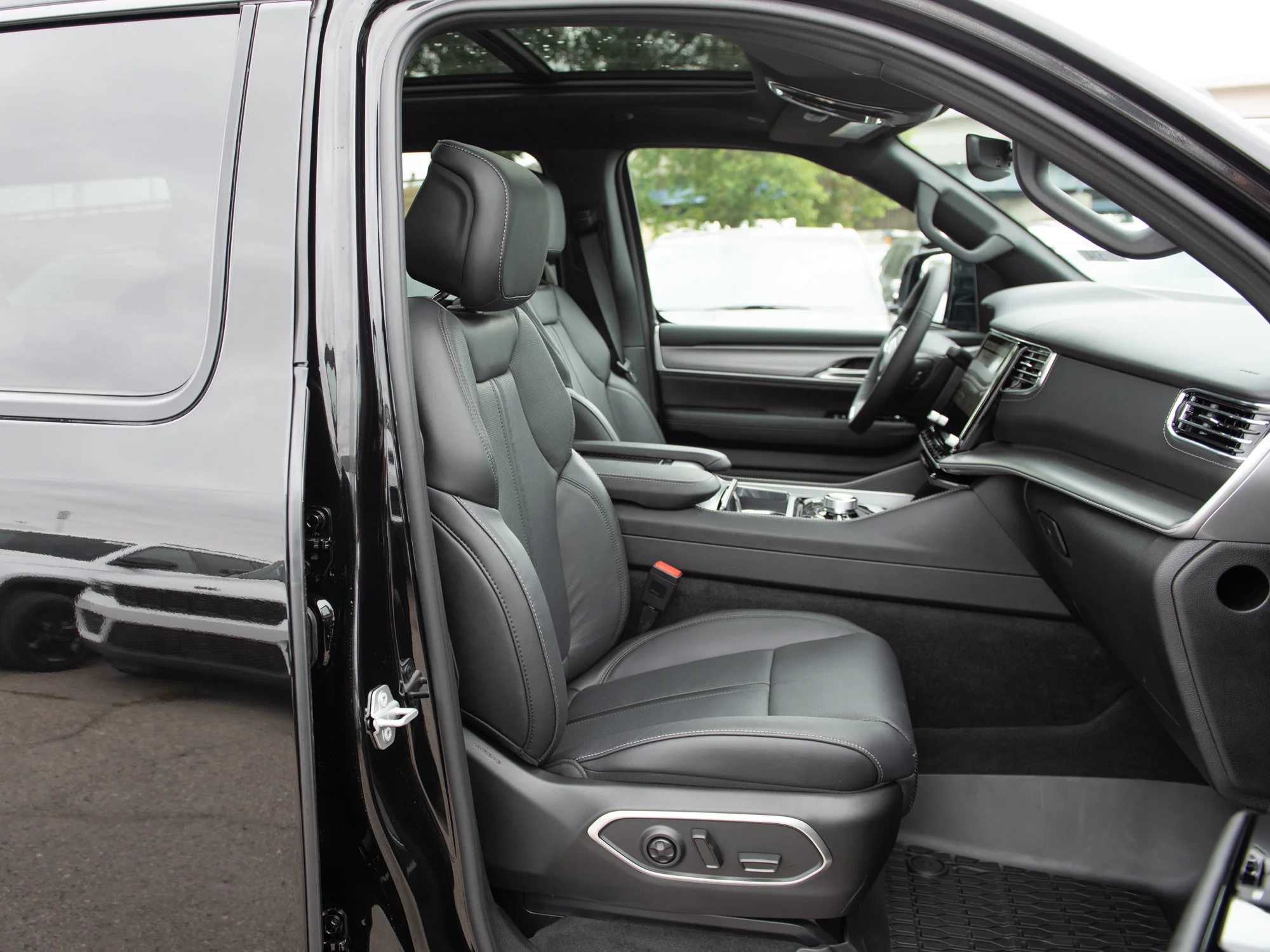 New 2026 Black Jeep Limited Reserve* image 33