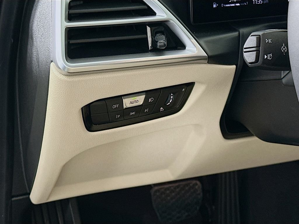 2025 BMW 3 Series 330i - Photo 10