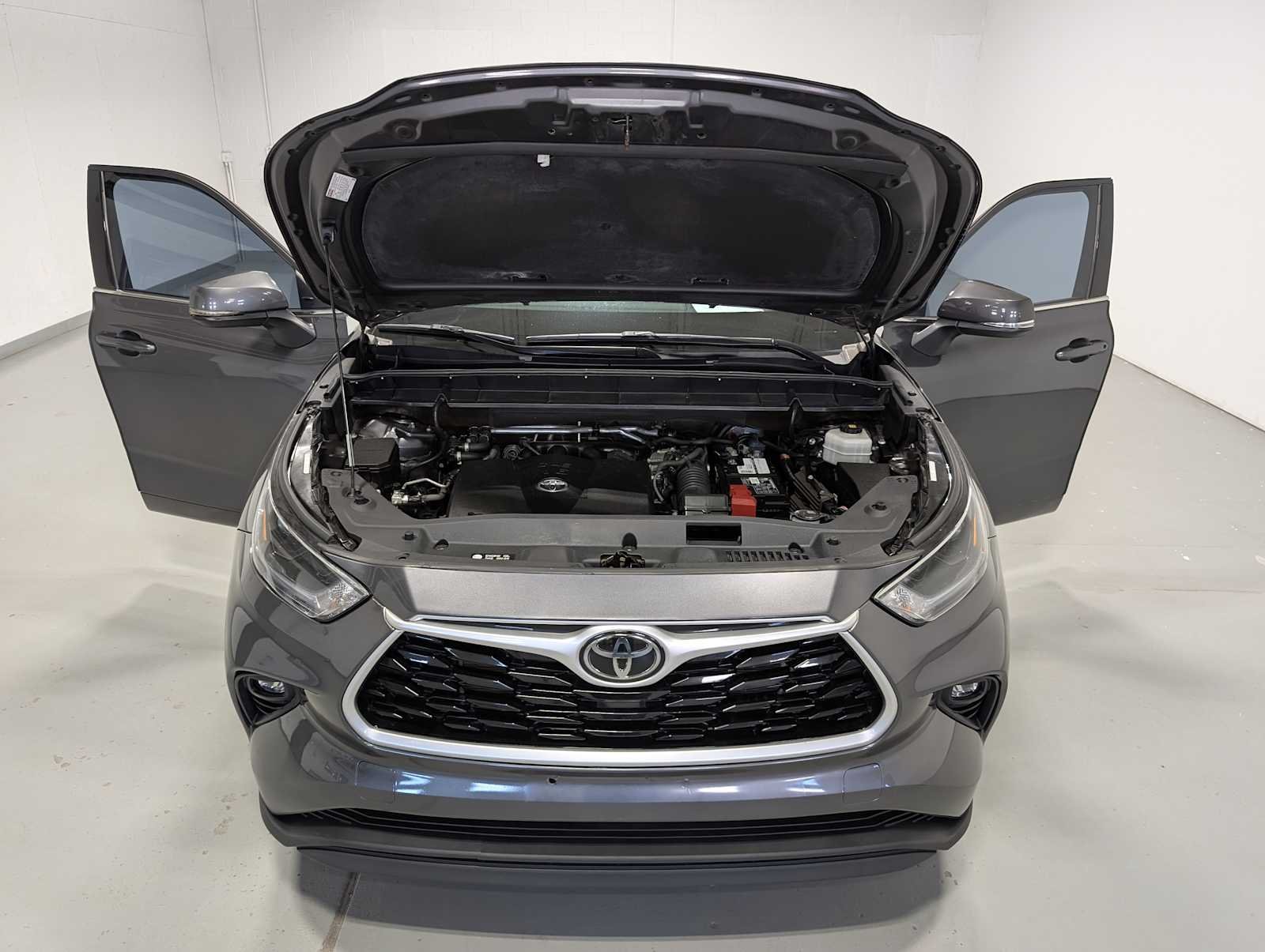 Used 2021 Magnetic Gray Metallic Toyota XLE image 13