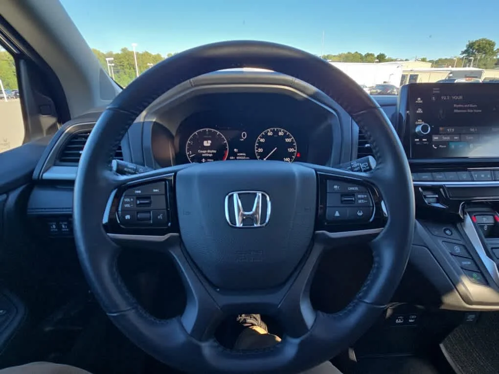 Certified Used 2025 Crystal Black Pearl Honda EX-L image 16