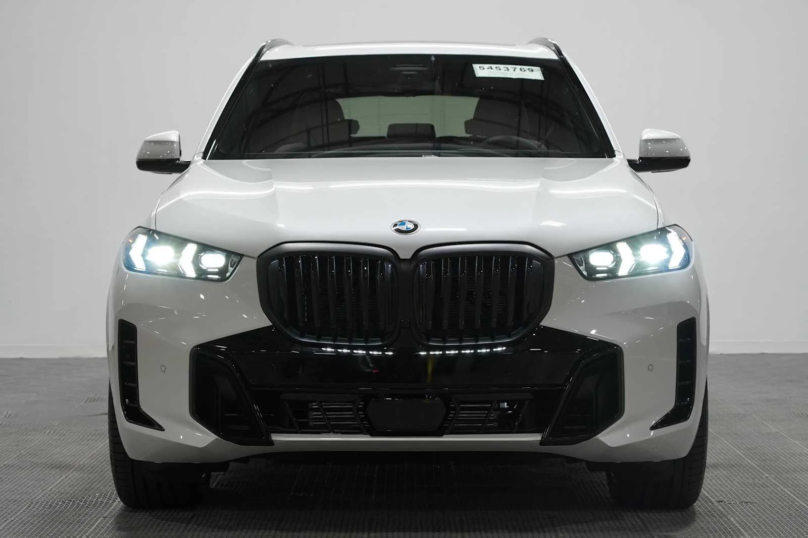 New 2026 Mineral White Metallic BMW xDrive40i image 3