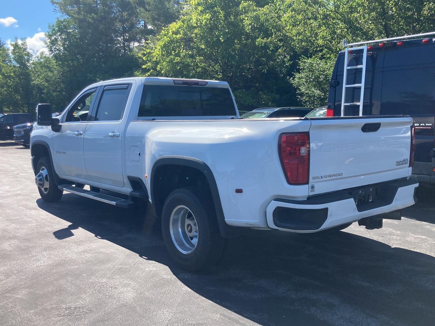 Used 2021 Summit White Chevrolet High Country image 4
