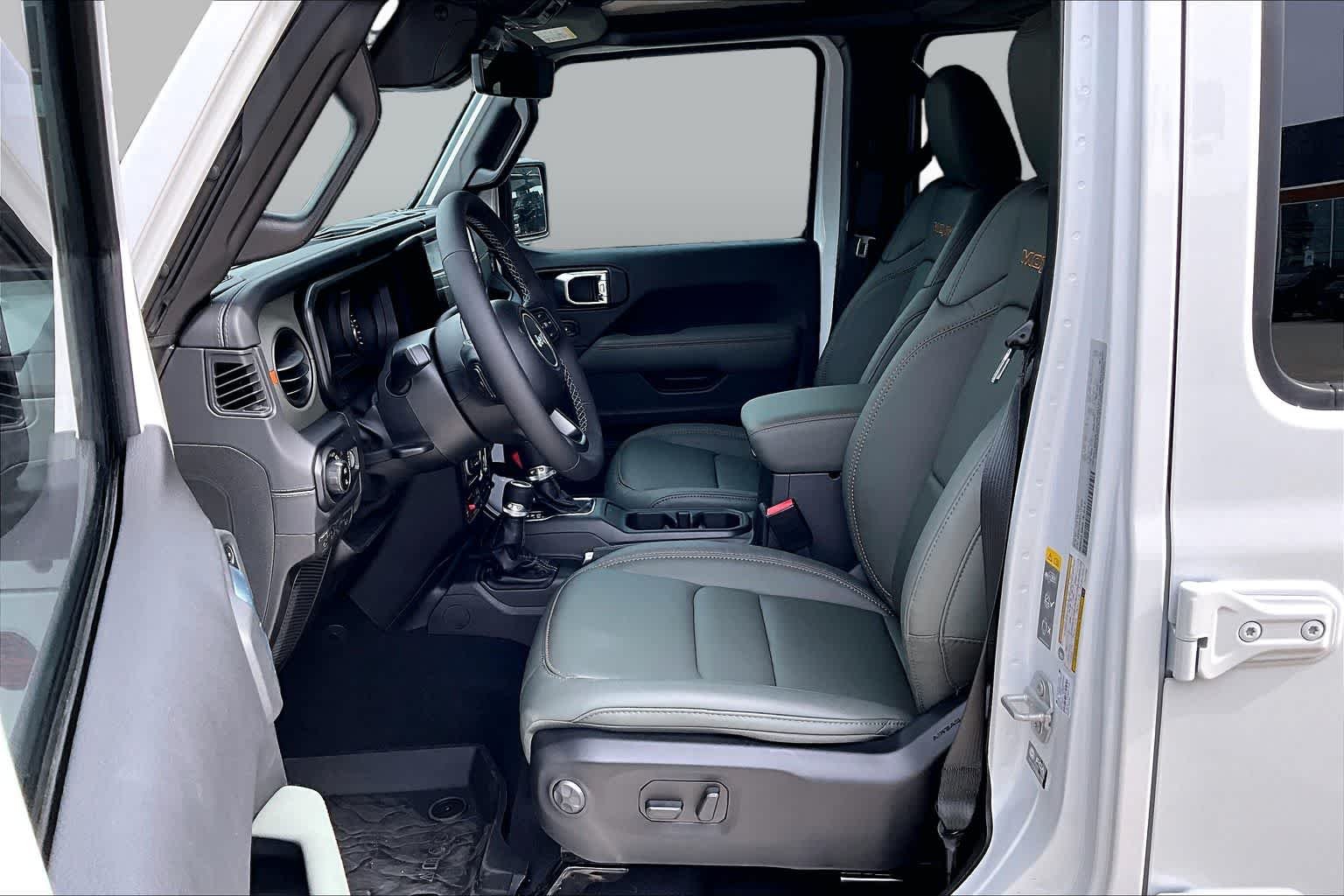 New 2026 Bright White Clear-Coat Exterior Paint Jeep Mojave X image 10