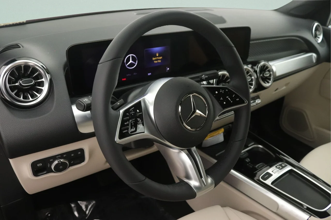 New 2026 MANUFAKTUR Patagonia Red Metallic Mercedes-Benz 250 image 4