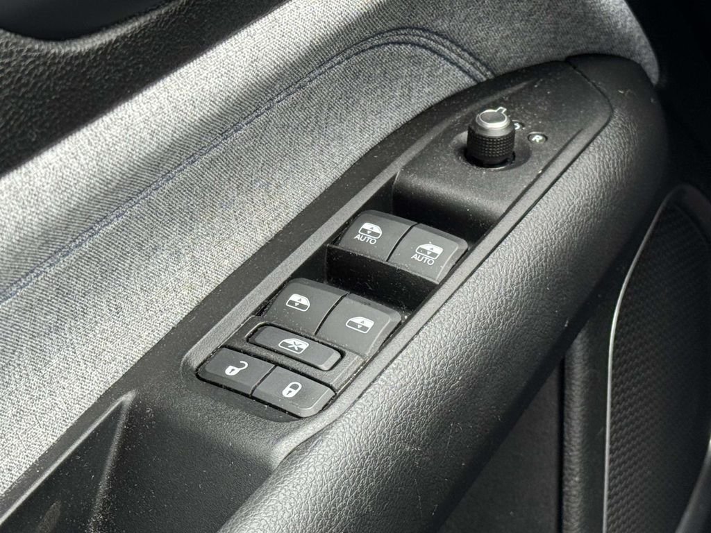 Used 2022 Red Jeep Latitude image 26