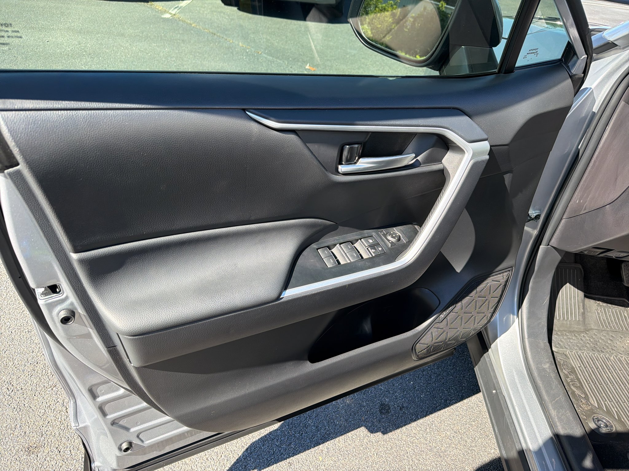 Used 2025 Silver Sky Metallic Toyota XLE image 19