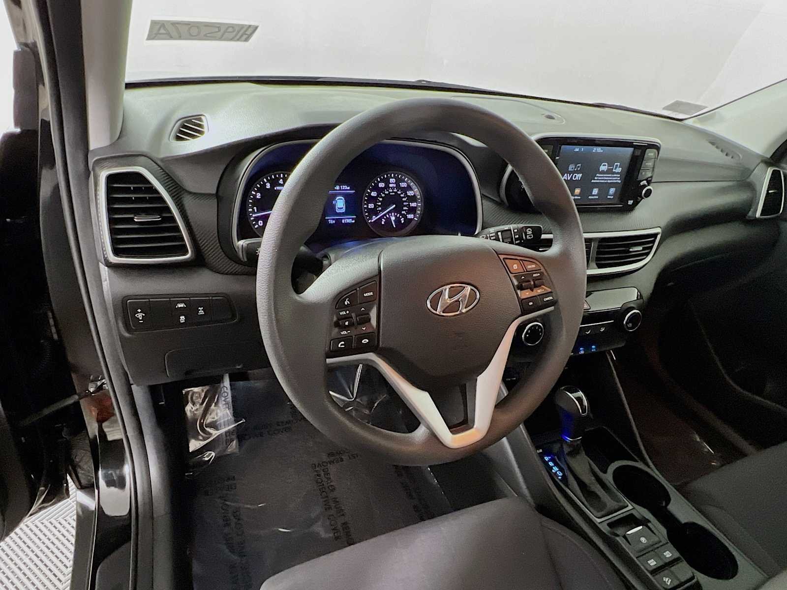 Used 2021 Black Noir Pearl Hyundai SE image 11