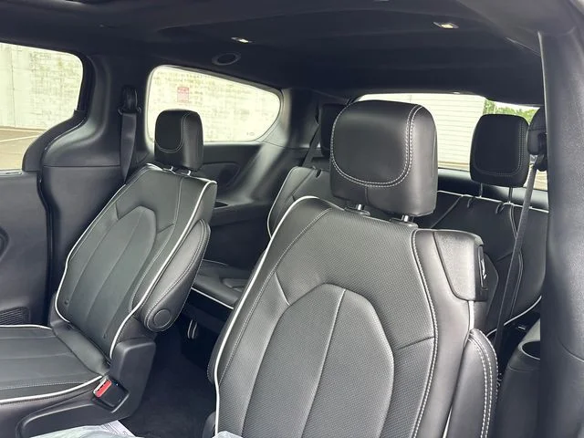 New 2027 Diamond Black Crystal Pearl-Coat Exterior Paint Chrysler Limited image 9