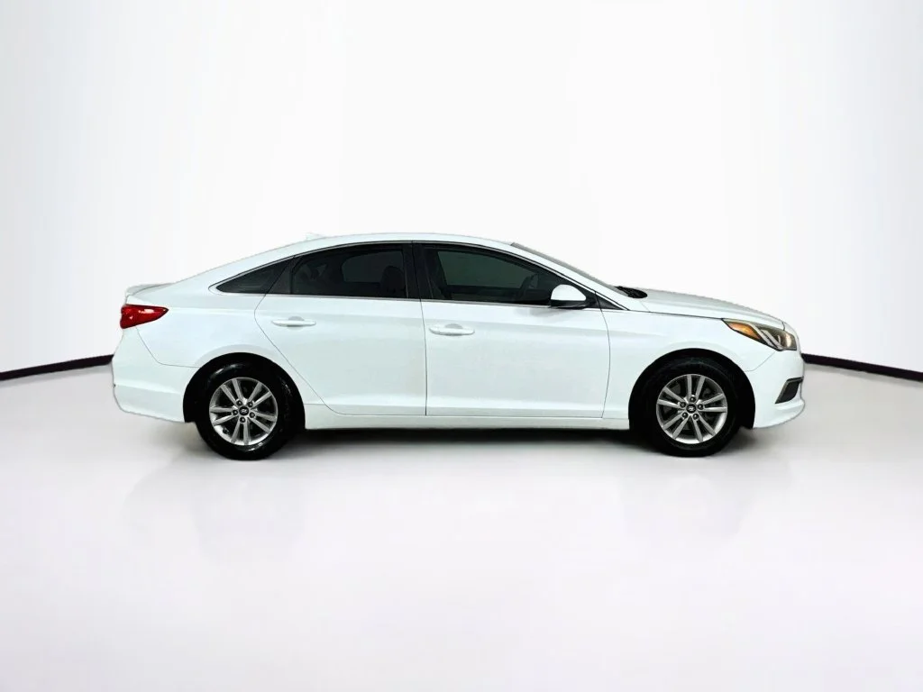 Used 2017 Quartz White Pearl Hyundai SE image 8