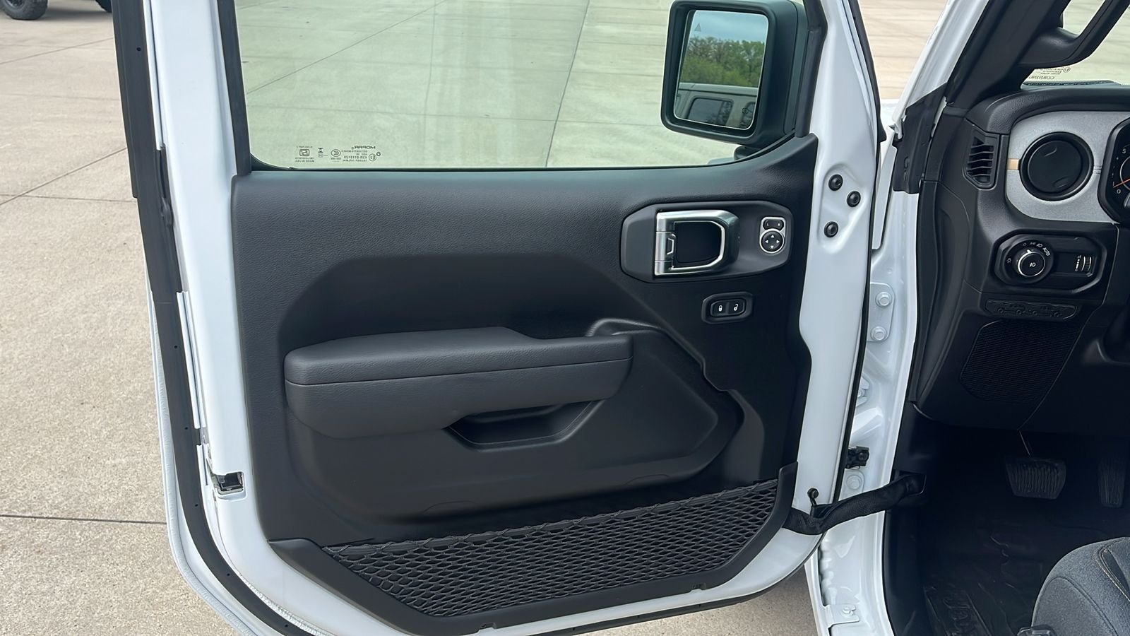 New 2026 Bright White Clear-Coat Exterior Paint Jeep Sport S image 17