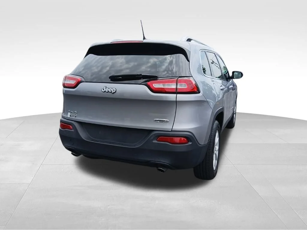 Used 2014 Silver Jeep Latitude image 4