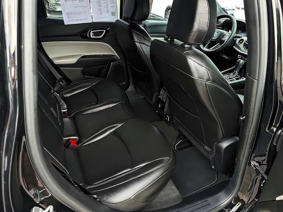 Used 2025 Diamond Black Crystal Pearlcoat Jeep Limited image 45