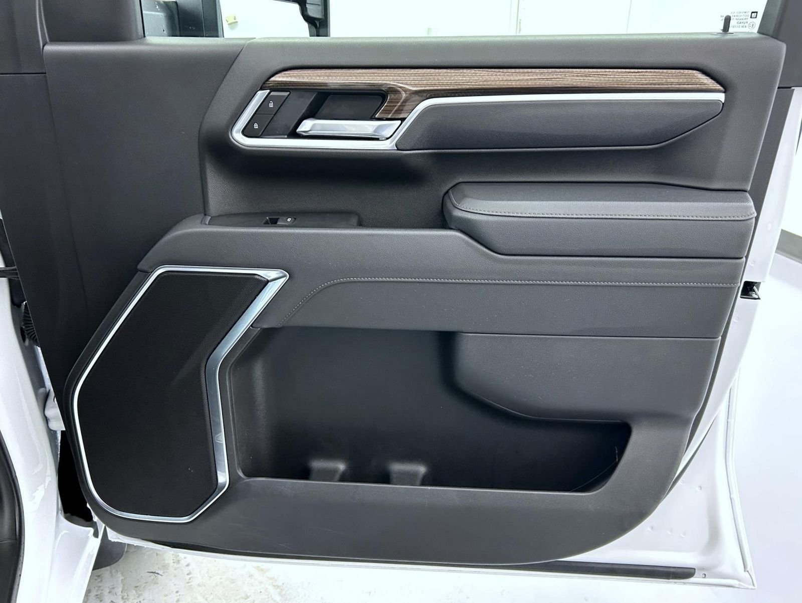 Used 2025 White Chevrolet LT image 16