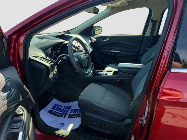 Used 2017 Red Ford SE image 9