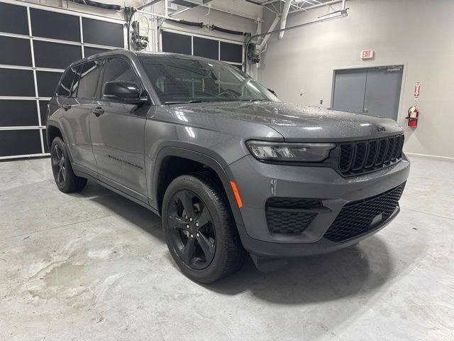 Used 2024 Gray Jeep Altitude X image 3