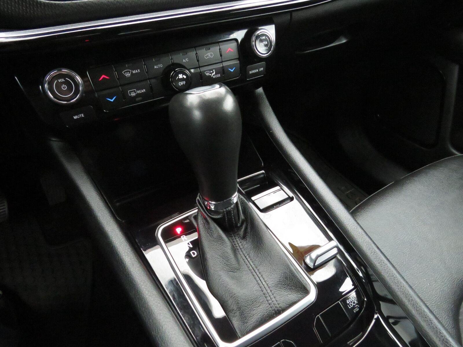 Used 2024 Diamond Black Crystal Pearlcoat Jeep Latitude image 26