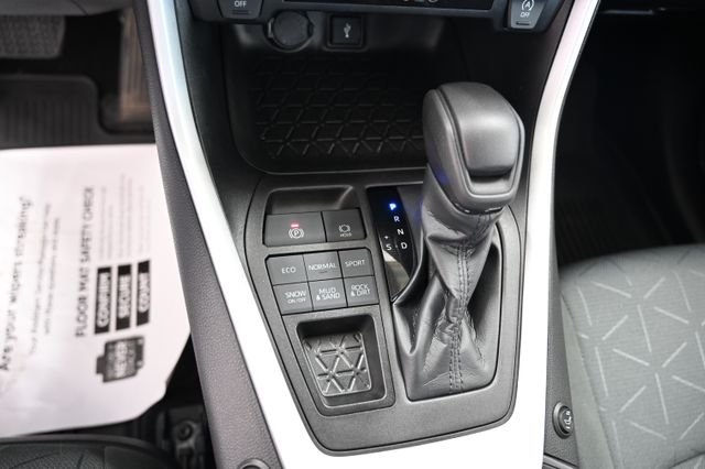 Used 2022 White Toyota XLE image 20