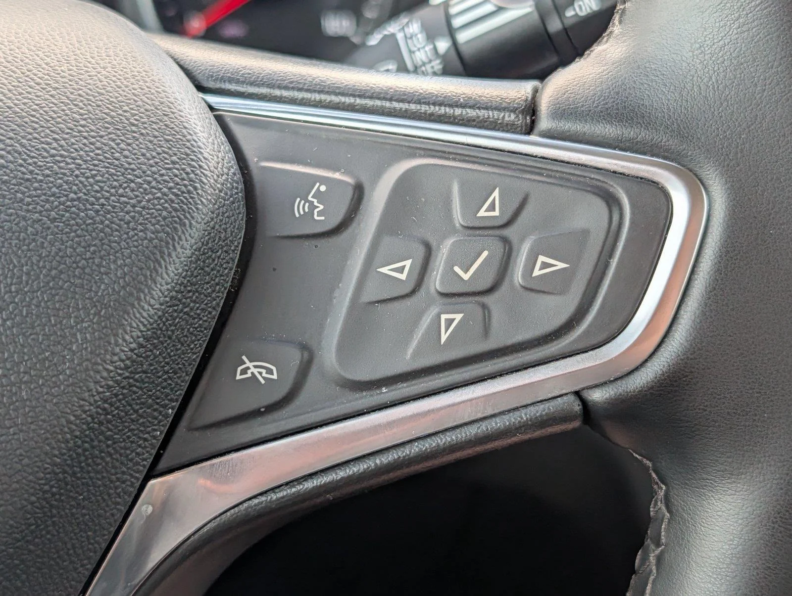 Used 2024 Sterling Gray Metallic Chevrolet LT image 25