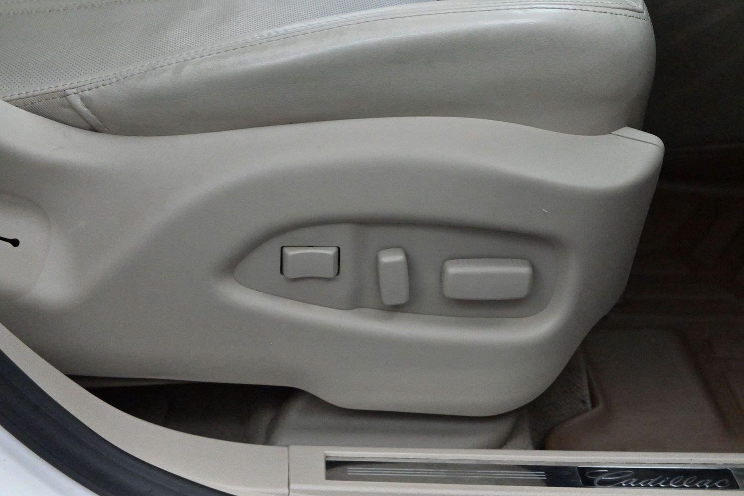 Used 2014 Platinum Ice Tricoat Cadillac Luxury Collection image 31