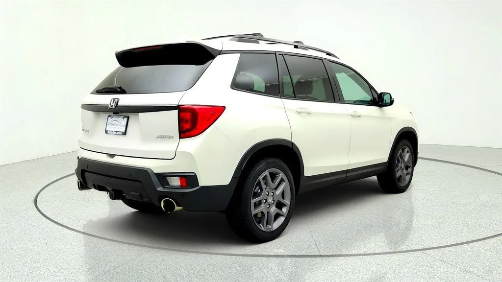Used 2023 Platinum White Pearl Honda EX-L AWD image 5